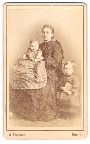 Fotografie Wilh. Fechner, Berlin, Krausen-Strasse 21, Mutter mit ihren Kindern