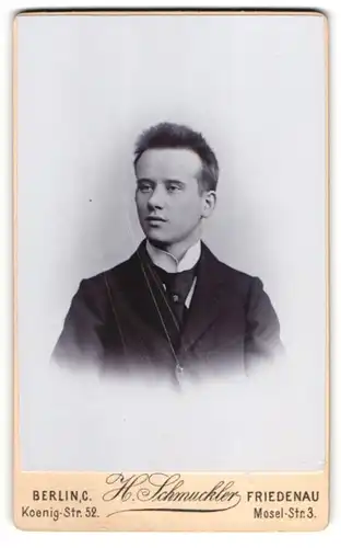 Fotografie H. Schmuckler, Berlin, Koenig-Str. 52, Junger Herr im Anzug mit Krawatte
