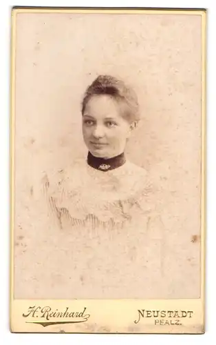 Fotografie H. Reinhard, Neustadt i. Pfalz, Dame im Rüschenkleid