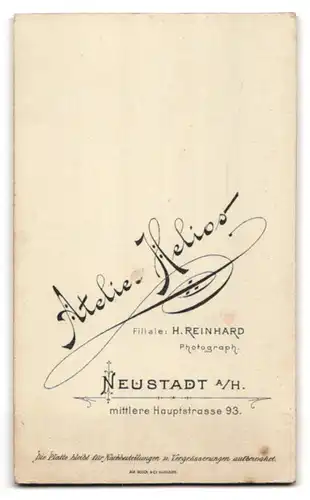 Fotografie Atelier Helios, Neustadt a. H., Mittlere Hauptstr. 93, Junger Herr im Anzug mit Fliege