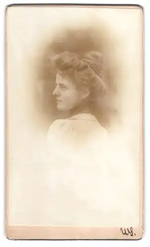 Fotografie Fotograf unbekannt, Homburg /Höhe, Dame mit hochgesteckten Haaren, April 1900