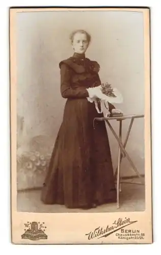 Fotografie Wilhelm Stein, Berlin, Chaussee-Str. 66, Dame im Kleid mit Blumenstrauss