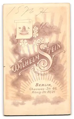 Fotografie Wilhelm Stein, Berlin, Chaussee-Str. 66, Dame im Kleid mit Blumenstrauss