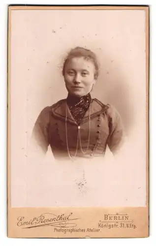 Fotografie Emil Rosenthal, Berlin, Königstr. 31, Portrait einer Dame im Kleid