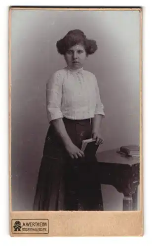 Fotografie A. Wertheim, Berlin, Rosenthalerstr., Portrait einer Dame mit Spitzenoberteil