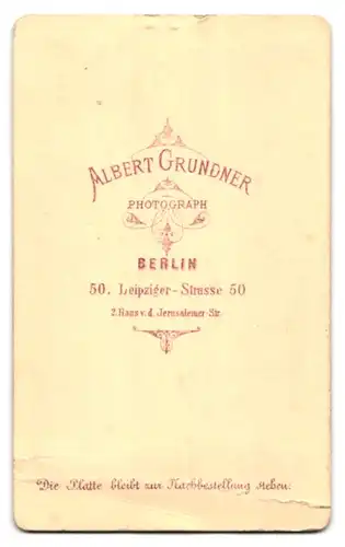 Fotografie Albert Grundner, Berlin, Leipziger-Str. 50, Junge Dame im Kleid mit Löckchen