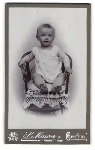 Fotografie S. Maurer, Gerstetten, Kleines Kind im Hemd mit nackigen Füssen