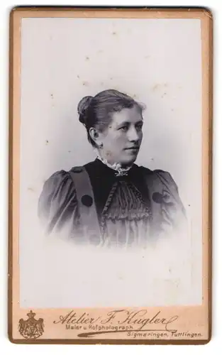 Fotografie F. Kugler, Sigmaringen, Krauchenwieserstr., Junge Dame im modischen Kleid