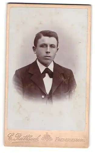 Fotografie C. Rathsach, Frederiksborg, Junger Herr im Anzug mit Fliege