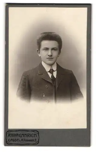 Fotografie Arthur Emmrich, Kassel, Kl. Rosenstr. 2, Junger Herr im Anzug mit Krawatte