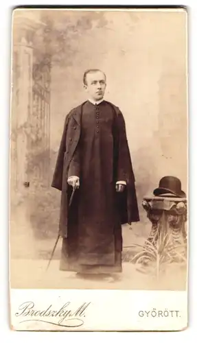 Fotografie M. Brodszky, Györött, Geistlicher mit einem Gehstock