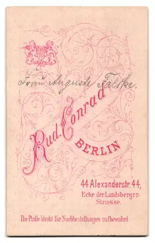 Fotografie Rud. Conrad, Berlin, Alexanderstr. 44 Ecke der Landsberger-Strasse, Bürgerliche Dame in hübscher Kleidung