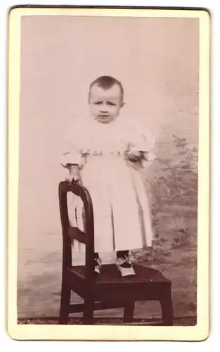 Fotografie M. Raymond, Vienne /Isère, 11, Rue Juiverie, Kind im Kleid steht auf einem Stuhl