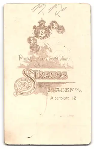 Fotografie Strauss, Plauen i. V., Albertplatz 12, Junge Dame in zeitgenössischer Kleidung