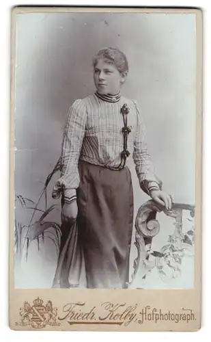 Fotografie Friedr. Kolby, Plauen i. V., Rädel-Str. 1, Junge Dame in Bluse und Rock