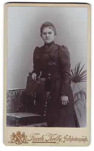Fotografie Friedr. Kolby, Plauen i. V., Rädel-Str. 1, Junge Dame in schwarzer Kleidung
