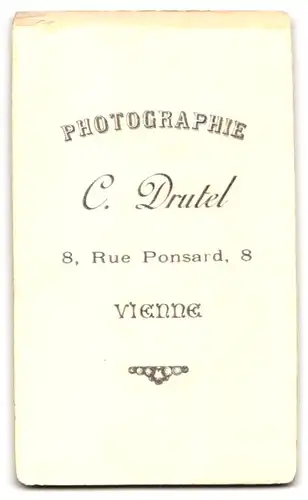 Fotografie C. Drutel, Vienne, 8, Rue Ponsard, Kleines Kind im Kleid mit nackigen Füssen