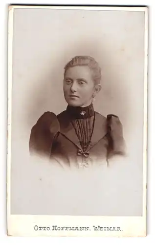 Fotografie Otto Hoffmann, Weimar, Schröterstr. 31, Junge Dame im modischen Kleid