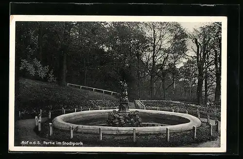 AK Hof a. d. S., Brunnen im Stadtpark