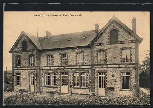 AK Danvou, La Mairie et l`Ecole Communale