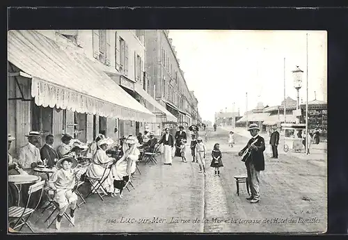 AK Luc-sur-Mer, La rue de la Mer et la terrasse de l`Hôtel des Familles