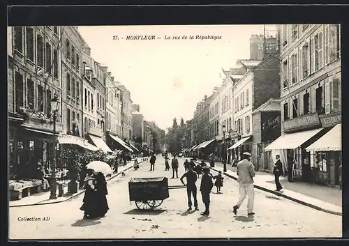AK Honfleur, La rue de la République