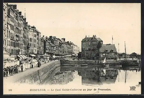 AK Honfleur, Le Quai Sainte-Catherine un jour de Procession