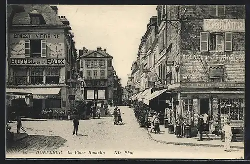 AK Honfleur, La Place Hamelin, Hotel de la Paix