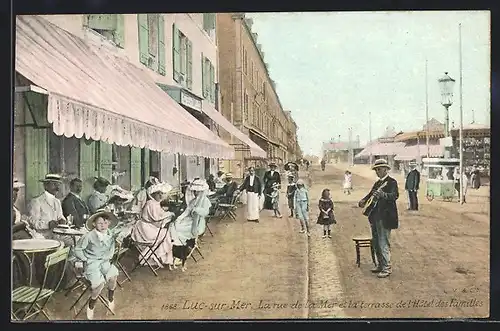 AK Luc-sur-Mer, La rue de la Mer et la terrasse de l'Hotel des Famille
