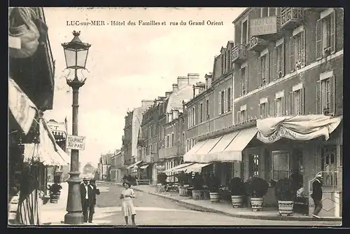 AK Luc-sur-Mer, Hotel des Familles et rue du Grand Orient