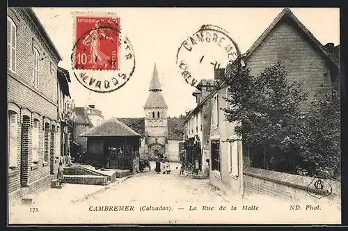 AK Cambremer, La rue de la Halle