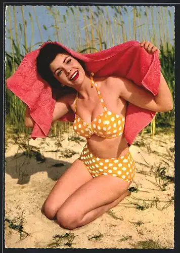AK Schauspielerin Doris Howard in gepunktetem Bikini hält Handtuch über ihren Kopf