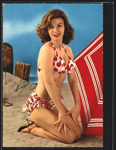 AK Schauspielerin Susan Greck im Bikini am Strand
