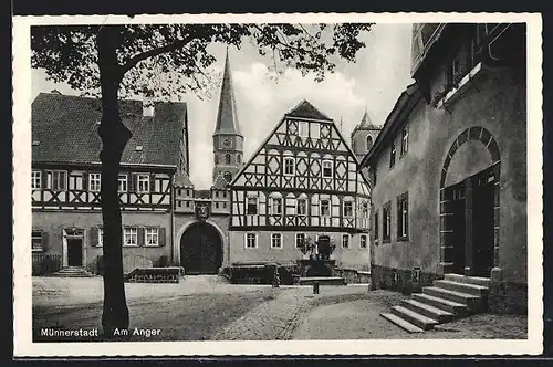 AK Münnerstadt, am Anger mit Fachwerkhäusern und Kirchturm