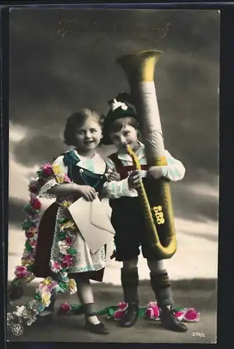 AK Kinder mit Blasinstrument und Blumengirlande
