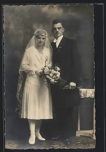 AK Frau in Brautkleid und Ehemann im Anzug zur Hochzeit