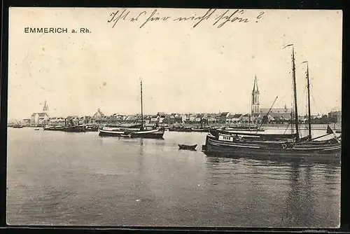 AK Emmerich a.Rh., Blick über den Rhein mit Schiffen zum Ort