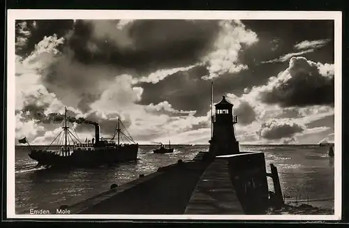 AK Emden, Mole mit Dampfer und Leuchtturm