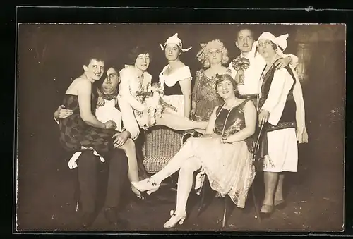 Foto-AK Faschingsgäste in Kostümen, Travestie