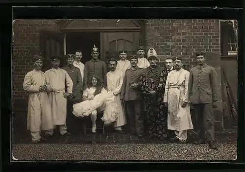 Foto-AK Soldaten in Kostümen, Travestie