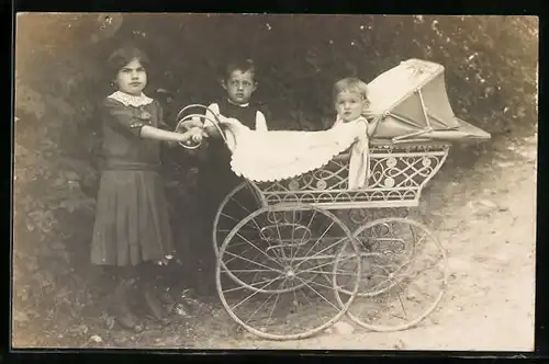Foto-AK Drei Kinder und ein Kinderwagen
