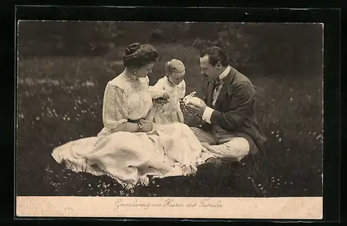 AK Grossherzog von Hessen-Darmstadt mit Familie auf Blumenwiese