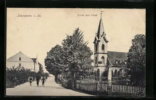 AK Schwepnitz, Strassenpartie mit Kirche und Schule