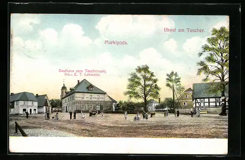 AK Uhyst am Taucher, Marktplatz mit Gasthaus zum Taucherwald und Passanten