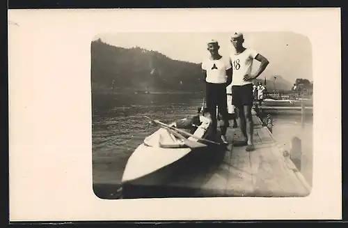 Foto-AK Zwei Sportler mit ihrem Faltboot