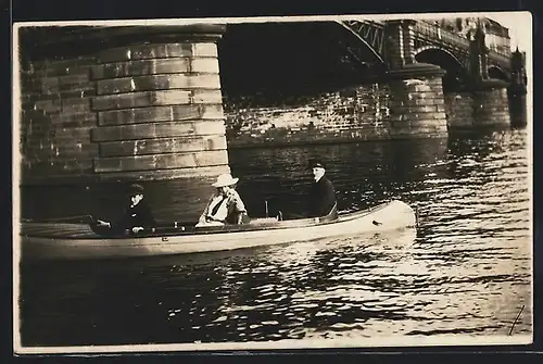 Foto-AK Drei Herrschaften im Boot an einer Brücke