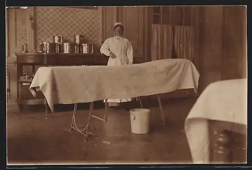 AK Krankenschwester im Behandlungszimmer vor Regal mit Medizin