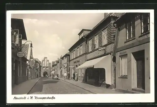 AK Neustadt i. H., Kremperstrasse mit Gasthaus Friedrich Borchert und Geschäften