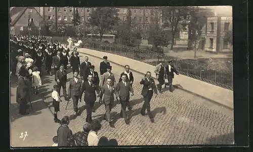 Foto-AK Rosswein, Festmarsch über die Muldenbrücke an der Bahnhofstrasse 1930