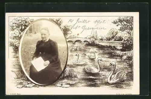 Foto-AK Alte Frau im schwarzen Kleid, Schwäne auf einem Fluss